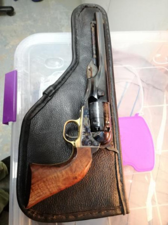 Funda de 43 cm hecha a mano con cuero negro. En el interior un espeso fieltro protege el revolver de los 12