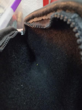 Funda de 43 cm hecha a mano con cuero negro. En el interior un espeso fieltro protege el revolver de los 11