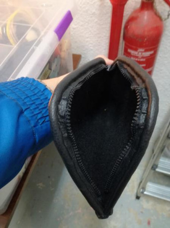 Funda de 43 cm hecha a mano con cuero negro. En el interior un espeso fieltro protege el revolver de los 10
