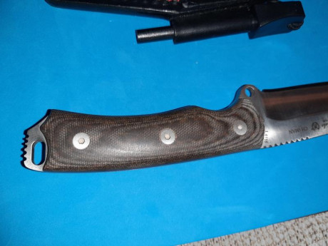 Vendo cuchillo de supervivencia marca Nieto,modelo Chaman. Diseñado por Manuel de la Torre. Con funda,silbato 20