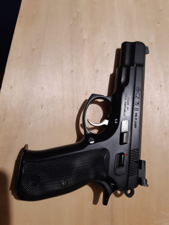 SE VENDE CZ 75  ,TIENE EL GATILLO ALIGERADO , ALZAS REGULABLES ,CON DOS CARGADORES PARA EL 9mm Y UNO PARA 01