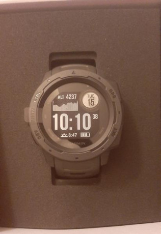 Reloj marca Garmin,modelo instinct,color grafito.Sin estrenar,210 euros,entrega en mano para verificacion.Pamplona. 02