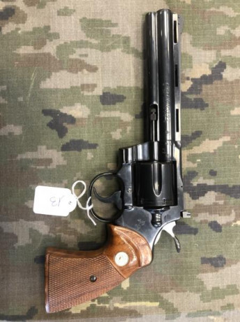 Hola vendó este colt Python en 6 pulgadas y calibre .357 magnum 
El arma se encuentra en la provincia 01