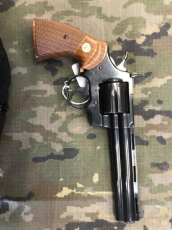 Hola vendó este colt Python en 6 pulgadas y calibre .357 magnum 
El arma se encuentra en la provincia 00