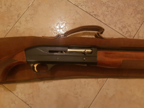 Vendo escopeta Benelli Super 90, cañon de 71 ctms.,recámara Magnum 12/76, 5 chokes originales Benelli 00