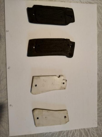 Buenas, vendo estás dos juegos de cachas
La blanca creo que es de una ASTRA 300
Las negras ni idea, si 01