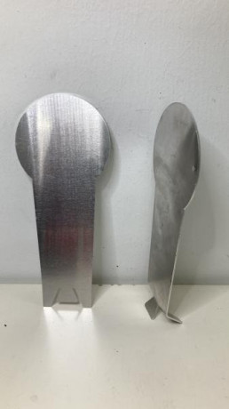 Diana de aluminio (1 mm grosor), para airsoft, altura 20 cm, diametro plato superior 9 cm. 
Con patillas 02