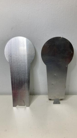 Diana de aluminio (1 mm grosor), para airsoft, altura 20 cm, diametro plato superior 9 cm. 
Con patillas 01