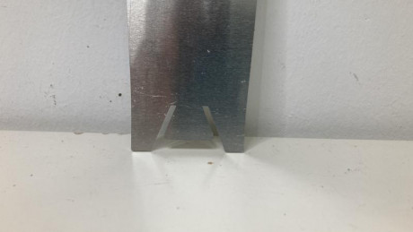 Diana de aluminio (1 mm grosor), para airsoft, altura 20 cm, diametro plato superior 9 cm. 
Con patillas 00