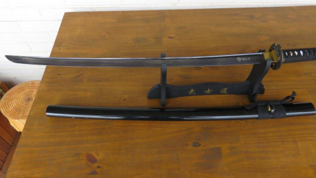 Vendo KATANA inox muy cuidada de Toledo con peana en perfecto estado, el filo es el original no se a utilizado 12