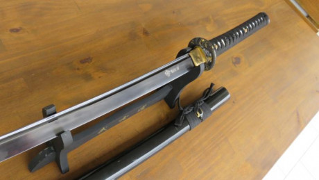 Vendo KATANA inox muy cuidada de Toledo con peana en perfecto estado, el filo es el original no se a utilizado 11