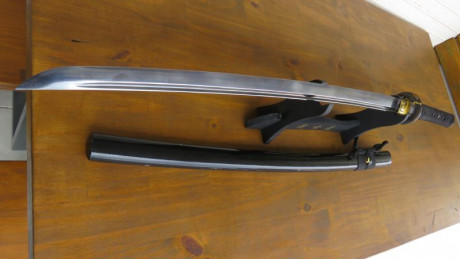 Vendo KATANA inox muy cuidada de Toledo con peana en perfecto estado, el filo es el original no se a utilizado 21
