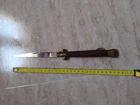 Buenos días se venden 2 navajas clásicas de los años 80 una Bustos con cachas de hueso y una rostfrei 01
