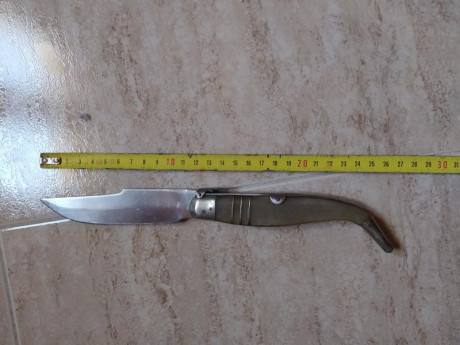 Buenos días se venden 2 navajas clásicas de los años 80 una Bustos con cachas de hueso y una rostfrei 00