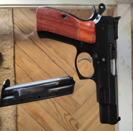 Buenos días...

por herencia, vendo la siguiente arma:

Pistola Cz 9mmPb, por 400 euros.

Arma en deposito 02