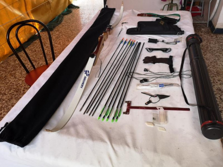 Por dejar afición, pongo en venta mi equipo. Arco, flechas, carcaj, cuerdas de repuesto, brazalete, guantelete, 11