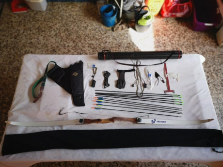 Por dejar afición, pongo en venta mi equipo. Arco, flechas, carcaj, cuerdas de repuesto, brazalete, guantelete, 10