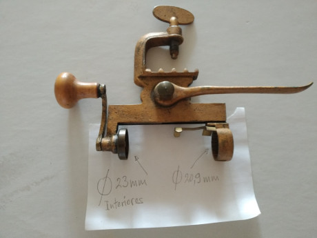 Vendo conjuntamente 2 máquinas de recarga de cartuchos antiguas, no se de que calibre, pongo medidas por 02