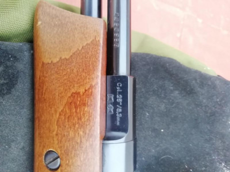 Como nueva. Como recién sacada de la tienda. La carabina se entrega en su caja original, con su correspondiente 20