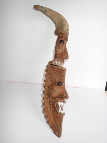  a todos:

Vendo este cuchillo tribal brasileño de la marca Tramontina de los años 80, nunca se usó.

Hoja 02