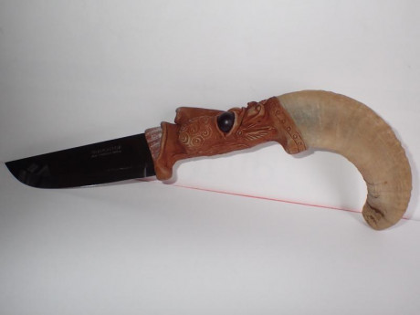  a todos:

Vendo este cuchillo tribal brasileño de la marca Tramontina de los años 80, nunca se usó.

Hoja 01