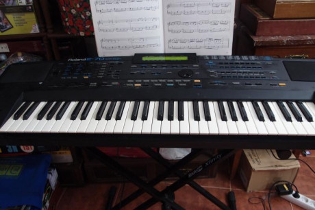 Un buen teclado semiprofesional. Tiene algún signo de uso pero está funcional al 100%, el único defecto 00