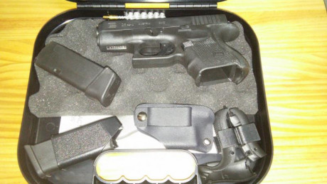 Pistola Glock 26, cuarta generación guiada en "A". Se entrega con dos cargadores, uno de ellos 00