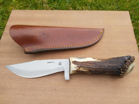 Muy buenas a todos.
  Vendo este excelente cuchillo de taramundi. En inox
De estilo rústico y con el cuño 02