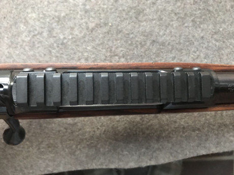 Se vende base picatinny de acero para rifle CZ550/537/ZKK600 ,carril de 19mm y longitud 128mm.
 Precio 10