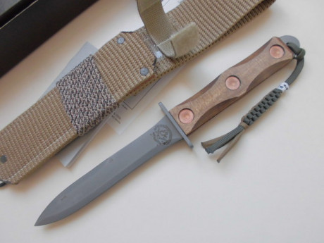 Hola pongo en venta estas dos piezas de mi colección:

-John Ek Desert Warrior, nuevo sin uso, aunque 00