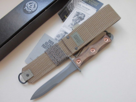 Hola pongo en venta estas dos piezas de mi colección:

-John Ek Desert Warrior, nuevo sin uso, aunque 10