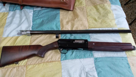 Vendo escopeta semiautomática Franchi, de los 70,  como nueva, aún esta sin limitar a 3 tiros. Precio 01