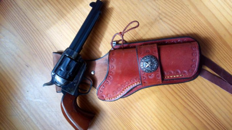 vendo Revolver Aldo Uberti del 44/40 cañón de 5" tiene certificado BOPE.. Guiada en F.. Precio 600€ 00