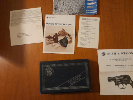 Caja original S&W Bodyguard, con la propaganda original que venía con el revolver.
 Vendida  00