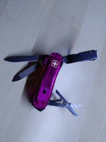 Navaja Wenger descatalogada, en estuche de colección.

Contiene un cortaúñas, lima, navaja, etc.
20€ mas 01