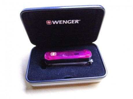 Navaja Wenger descatalogada, en estuche de colección.

Contiene un cortaúñas, lima, navaja, etc.
20€ mas 00