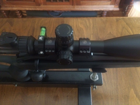 Blaser R8 Long Range
Calibre 338 lapua mag
Caño 19mm 
Freno blaser dual brake
Gatillo a 600g
Rail picatini 21