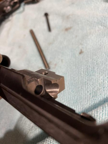 SE VENDE,GATILLO ALIGERADO , ALZAS REGULABLES EN ALTURA Y DERIVA,CON DOS CARGADORES PARA EL 9mm Y UNO 41