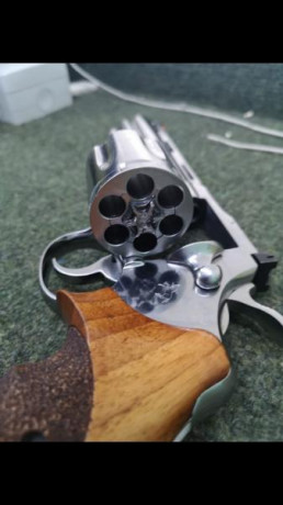 Buenos días.  Vendo por no renovar mas la licencia dos espectaculares Colt Python inox. Me urge la venta 02