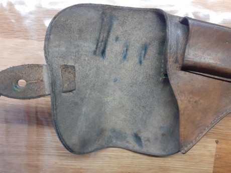 Vendo funda pistola muy bien conservada, de cuero grueso, de 20 cm de longitud y gruesa. Precio 40€ + 01