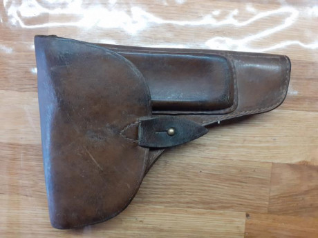 Vendo funda pistola muy bien conservada, de cuero grueso, de 20 cm de longitud y gruesa. Precio 40€ + 00