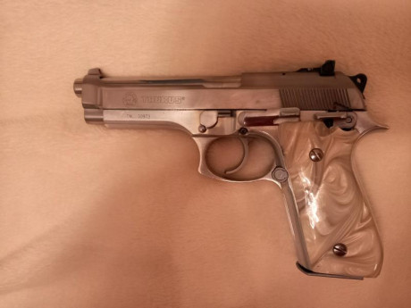 Buenas,

Vendo preciosa y bien cuidada Taurus PT99 acero inoxidable 9mm con miras regulables, un cargador.

Funciona 01