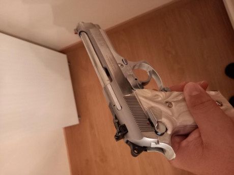 Buenas,

Vendo preciosa y bien cuidada Taurus PT99 acero inoxidable 9mm con miras regulables, un cargador.

Funciona 20