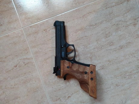 Buenas tardes .Se venden cachas anatómicas para Beretta 92 Fs 40 € envío incluido 
Un saludo 00