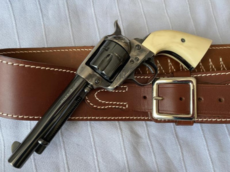 Vendo precioso revólver Uberti 1873 Peacemaker en calibre 357 guiado en A. Se puede guiar en F. Regalo 02