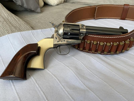 Vendo precioso revólver Uberti 1873 Peacemaker en calibre 357 guiado en A. Se puede guiar en F. Regalo 01