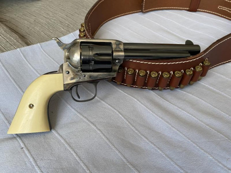 Vendo precioso revólver Uberti 1873 Peacemaker en calibre 357 guiado en A. Se puede guiar en F. Regalo 00