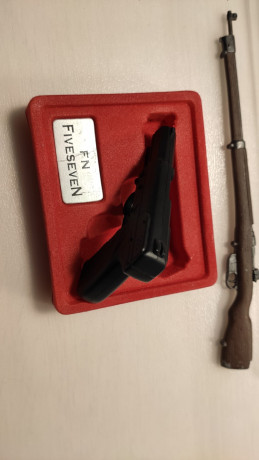 Buenas tardes,

pongo en venta este lote compuesto por 3 armas en miniatura de colección:

- Miniatura 20