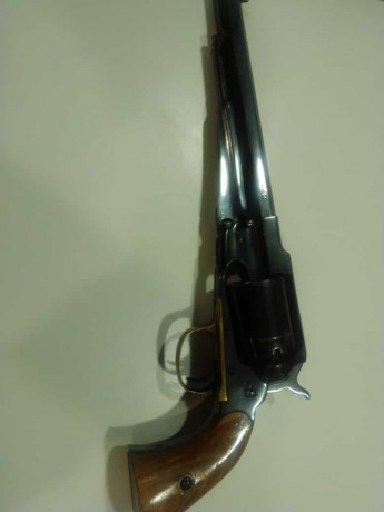 Un compañero que se retira porque ya tiene una edad, vede varias armas de avancarga.
Dos revólveres idénticos 02