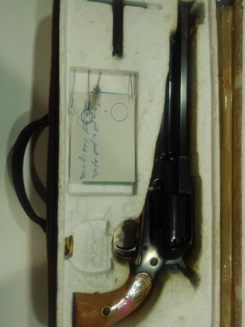 Un compañero que se retira porque ya tiene una edad, vede varias armas de avancarga.
Dos revólveres idénticos 01